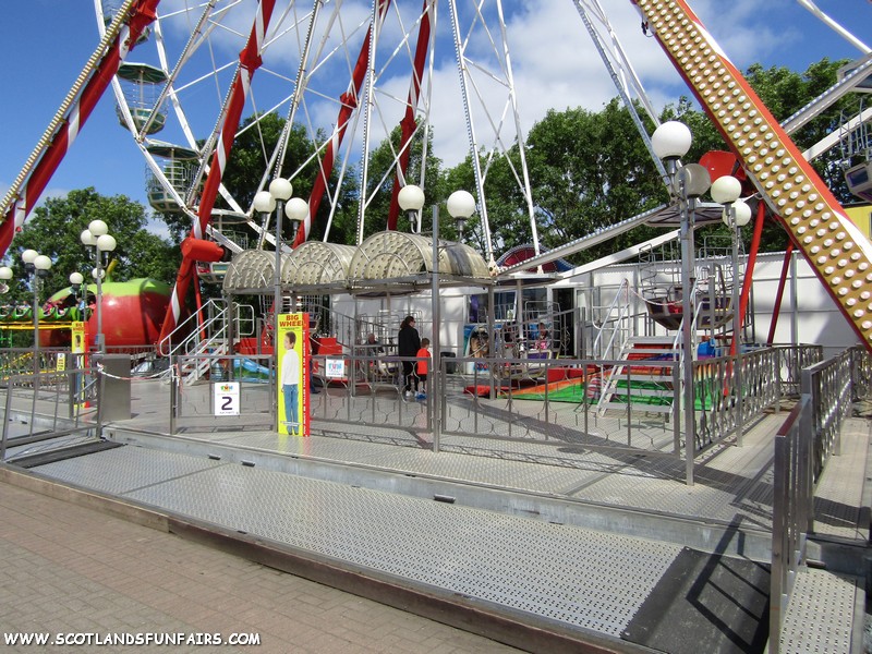 M&D's Theme Park Giant Wheel